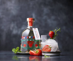 marksandspencer_KralovskeJubileum_food__29234370_ginovy liker s britskymi jahodami_20_899Kc_700ml.jpg